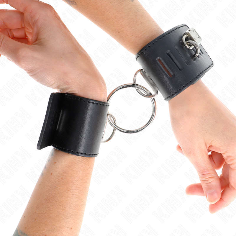 Polsiere KINK nere con anello e chiusura con lucchetto